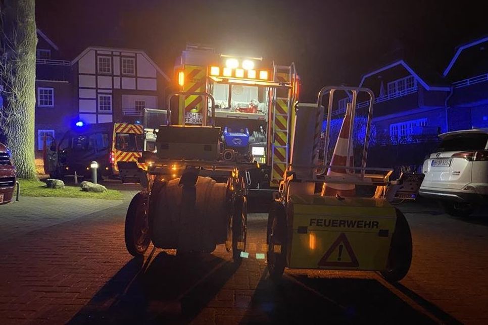 Der Feuerwehrleitstelle wurde ein Zimmerbrand mit Menschenleben in Gefahr in einem Mehrfamilienhaus in Scharbeutz gemeldet.