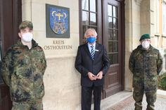 Oberfähnrich Dominik Pirck, Landrat Reinhard Sager, Oberstleutnant der Reserve Martin Stellberger (v. lks.).