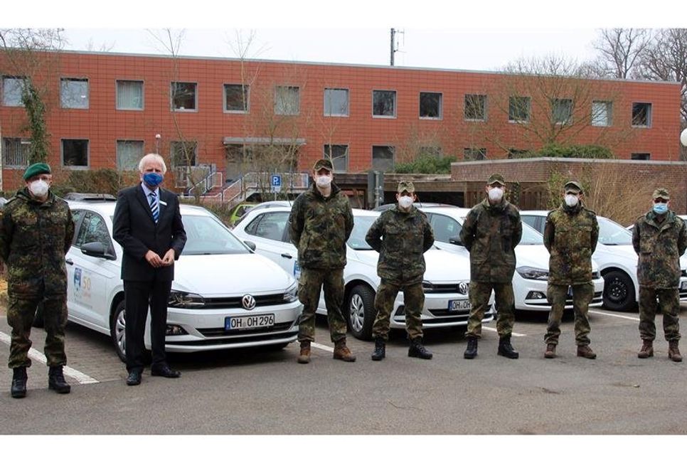 Oberstleutnant der Reserve Martin Stellberger, Landrat Reinhard Sager, Oberfähnrich Dominik Pirck, Oberfeldwebel Friebe, Oberfeldwebel Fehlhuber, Feldwebel Prystawek, Hauptfeldwebel der Reserve Herbert (v. lks.).