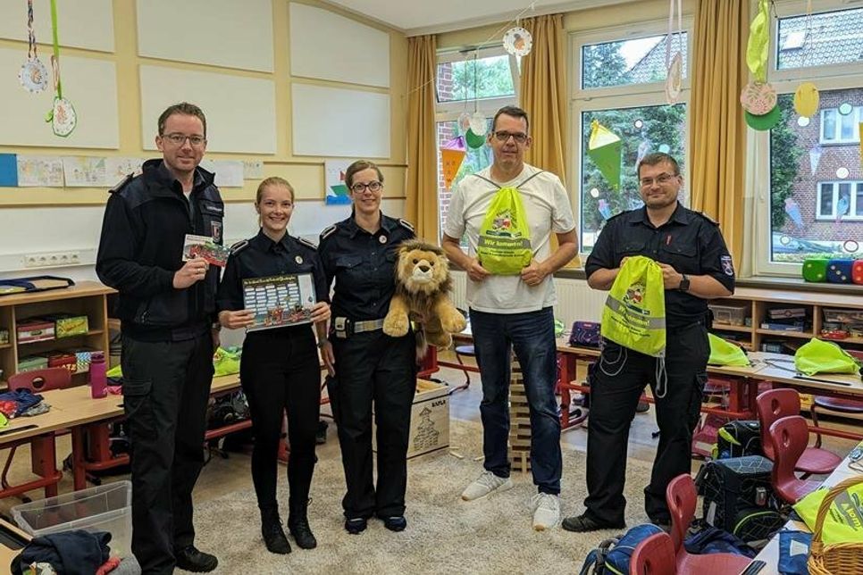Silke Marks und Johanna Kruse von der Kinderfeuerwehr, Jugendwart Kai Gnepper und Ortswehrführer Jacob Revenstorf besuchten auf Einladung von Grundschulleiter Lars Gallowsky die Grundschule.