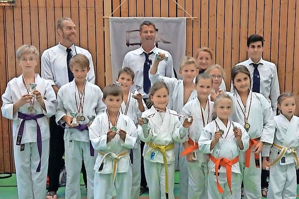 In Pönitz wurde ein Kinderturnier vom Karate Dojo e.V. ausgetragen. Unter den rund 80 Startern gingen auch 11 Schüler aus dem Grömitzer Dojo an den Start. Nach einem sehr harmonischen Turnier mit vielen spannenden Entscheidungen konnten sich die jungen Teilnehmer in den Einzeldisziplinen dreimal Gold, einmal Silber und zweimal Bronze sichern. In den Teamwettbewerben wurden mit drei Teams zweimal Gold und viermal Silber errungen. (red)