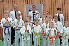 In Pönitz wurde ein Kinderturnier vom Karate Dojo e.V. ausgetragen. Unter den rund 80 Startern gingen auch 11 Schüler aus dem Grömitzer Dojo an den Start. Nach einem sehr harmonischen Turnier mit vielen spannenden Entscheidungen konnten sich die jungen Teilnehmer in den Einzeldisziplinen dreimal Gold, einmal Silber und zweimal Bronze sichern. In den Teamwettbewerben wurden mit drei Teams zweimal Gold und viermal Silber errungen. (red)