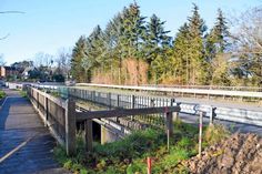 Die 63 Jahre alte Brücke, die auf der B 76 über die Aalbeek führt, wird ab dem 11. Dezember für einen Neubau abgerissen. (Foto: René Kleinschmidt)