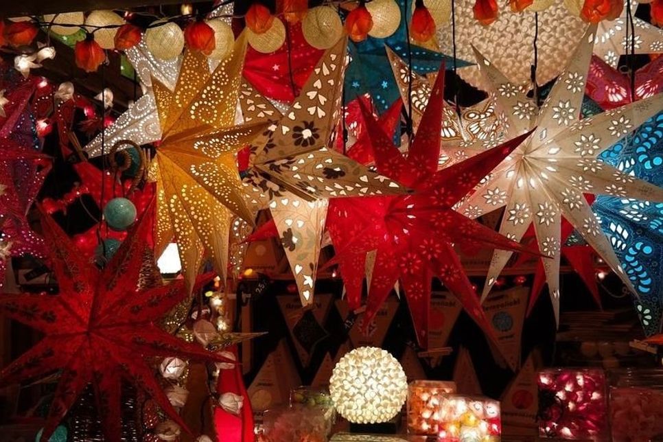 Handgearbeitete Sterne aus Papier und Kunststoff schmücken traditionell die Advents- und Weihnachtszeit.