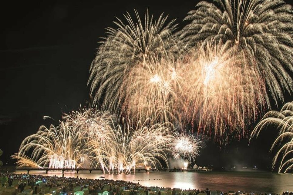 Der Saisonhöhepunkt „Ostsee in Flammen“ verspricht am Freitag ein gigantisches Höhenfeuerwerk mit farbenfrohen Effekten.