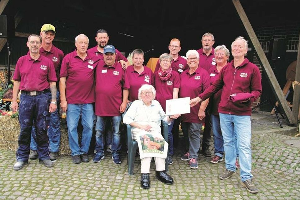 Heinke Nitz, Eckhard Schulte und einige der Mitarbeiterinnen und Mitarbeiter des Museumshofes Lensahn.