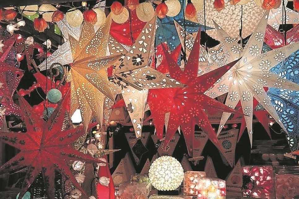Handgearbeitete Sterne aus Papier und Kunststoff schmücken traditionell die Advents- und Weihnachtszeit.