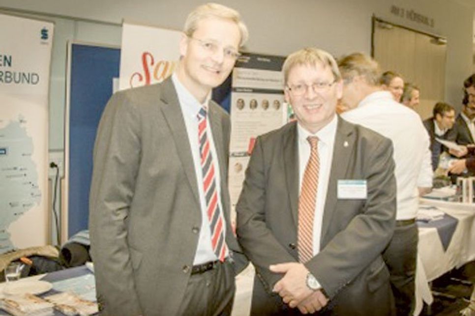 Freuen sich über die Ernennung der Sana Klinik Oldenburg zum akademischen Lehrkrankenhaus der Universität zu Lübeck. Prof. Dr. med. Frank Bode, Chefarzt der Kardiologie und PJ-Beauftragter der Sana Klinik Oldenburg und Hans-Jürgen Andresen, kaufmännischer Direktor der Sana Klinik Oldenburg während des PJ Info-abends an der Universität Lübeck am 6. November.