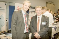 Freuen sich über die Ernennung der Sana Klinik Oldenburg zum akademischen Lehrkrankenhaus der Universität zu Lübeck. Prof. Dr. med. Frank Bode, Chefarzt der Kardiologie und PJ-Beauftragter der Sana Klinik Oldenburg und Hans-Jürgen Andresen, kaufmännischer Direktor der Sana Klinik Oldenburg während des PJ Info-abends an der Universität Lübeck am 6. November.