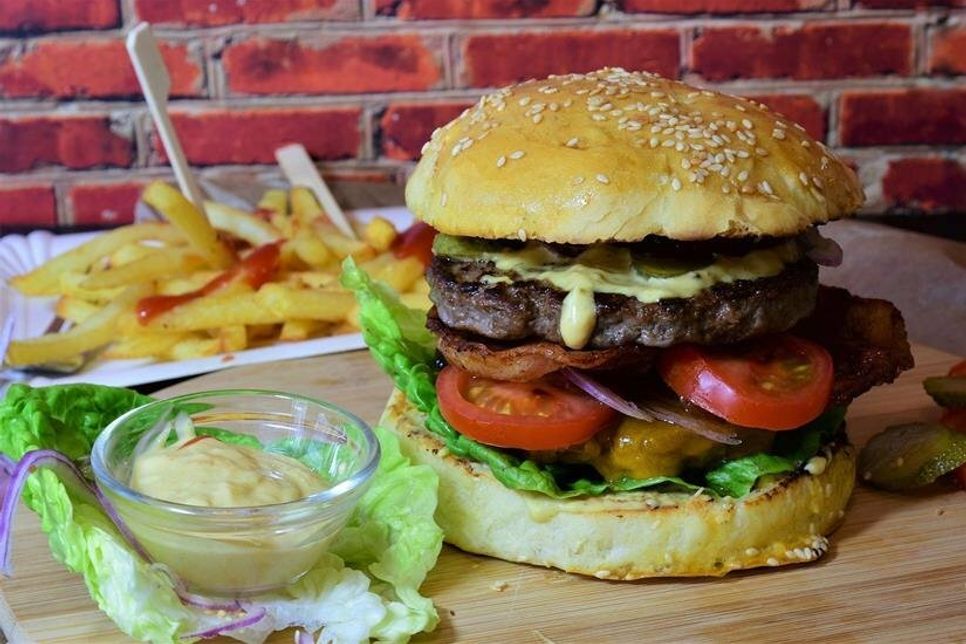 Manchmal muss es einfach ein Burger sein. So lecker wie im Restaurant bekommt man ihn Zuhause meist nur mit sehr viel Aufwand hin.