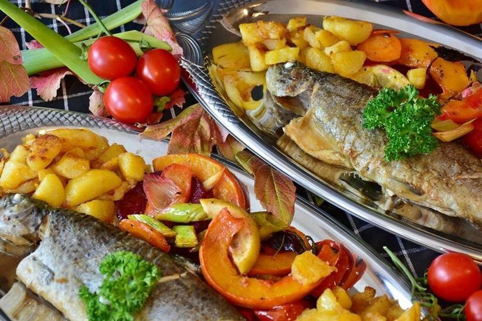 Im Norden beliebt: Forelle mit Kartoffeln und vielen bunten und leckeren Beilagen.