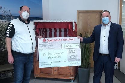 Gewinner Marcel Ströver (lks.) mit Sparkassen-Filialleiter Fabian Wierichs.