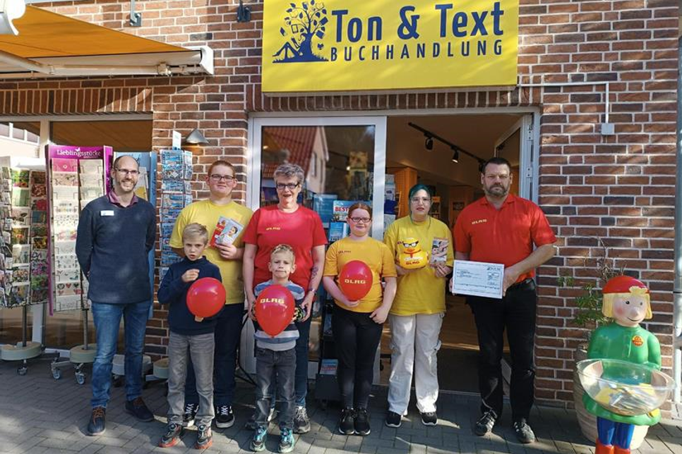 Vertreter der DLRG Ortsgruppe Grömitz nahmen die Spende von Ton & Text dankend entgegen.