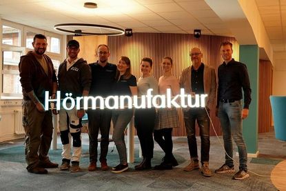 Baudienstleister Tommy Hilcz, Maler Markus Kühl, Inhaber Christoph Schulte, Inhaberin Alicia Schulte mit ihren Mitarbeiterinnen Sarah Kedzior und Jana Lüchow sowie Innenarchitekt Rockwell Fett (Planungsbüro objects) und Till Muchow (v. lks.) vom reporter haben zu der gelungenen Eröffnung beigetragen.