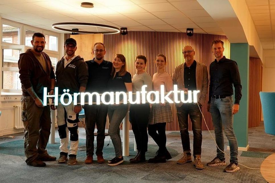 Baudienstleister Tommy Hilcz, Maler Markus Kühl, Inhaber Christoph Schulte, Inhaberin Alicia Schulte mit ihren Mitarbeiterinnen Sarah Kedzior und Jana Lüchow sowie Innenarchitekt Rockwell Fett (Planungsbüro objects) und Till Muchow (v. lks.) vom reporter haben zu der gelungenen Eröffnung beigetragen.