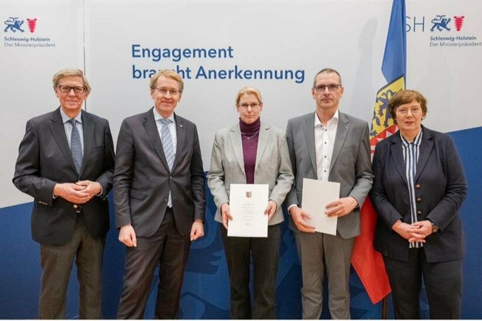 Präsident des Landessportverbandes Schleswig-Holstein Hans-Jakob Tiessen, Ministerpräsident Daniel Günther, 1. Vorsitzende TSV Schönwaslde Melanie Lindau, Bürgermeister der Gemeinde Schönwalde Olaf Schöning und Sportministerin Sabine Sütterlin-Waack (v. lks.).