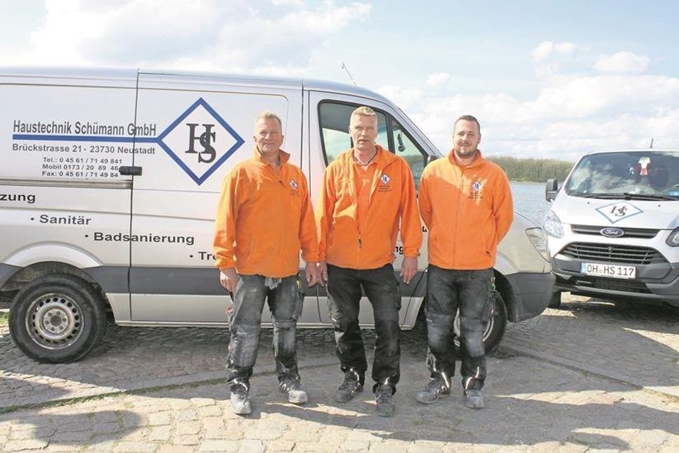 Sven Schümann, Jens Schümann und Geselle Dennis Wilhelmi (v. lks.).