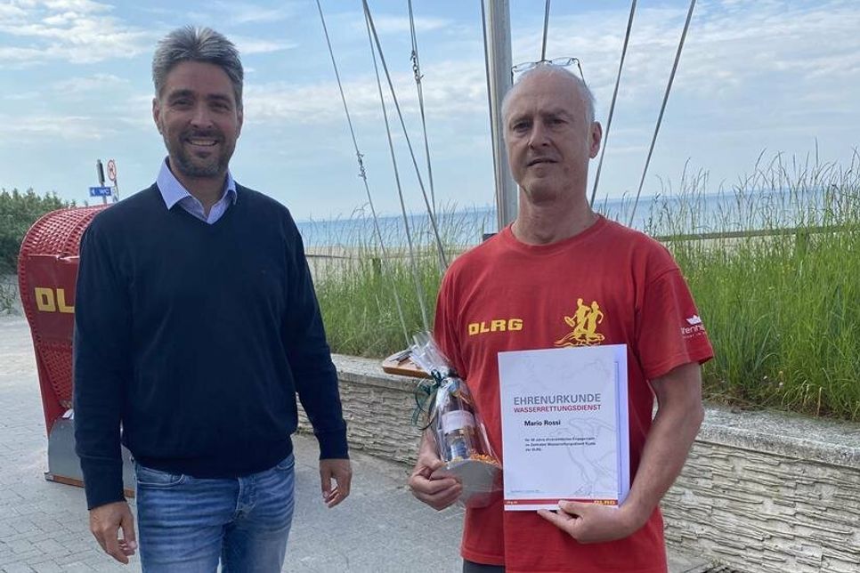 Mario Rossi (re.) freut sich über die Ehrung durch Stephan Reil vom Tourismus-Service.