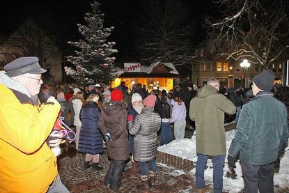 Buntes Treiben auf dem Dorfplatz