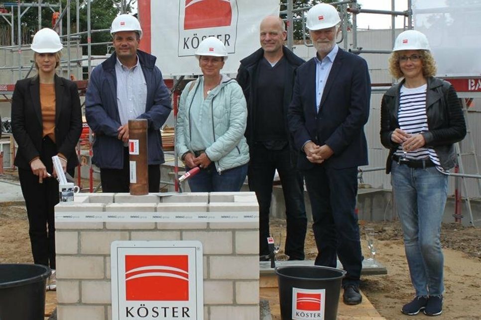 Saskia Weber, Mark Burmeister, Eike Steensen, Henning Faasel, Heinz Bäker und Gabi Teske (v. lks.) beim Versenken der Zeitkapsel.