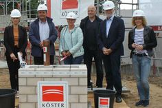 Saskia Weber, Mark Burmeister, Eike Steensen, Henning Faasel, Heinz Bäker und Gabi Teske (v. lks.) beim Versenken der Zeitkapsel.