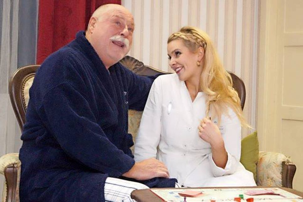 Die attraktive Diätschwester Eva (Lea Gaycken) ist das Ziel Peters (Wolfgang M. Reimer) Begierde und scheint seinem Werben nicht ganz abgeneigt.