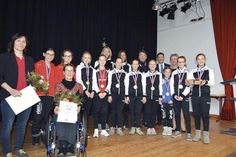 Neben der weiblichen Handball-Schulmannschaft der Otfried-Preußler-Schule aus Pansdorf wurden beim Neujahrsempfang der Gemeinde Ratekau Jenny Grudnio (l., Ju-Jutsu) und Ulrike Lotz-Lange (Rollstuhl-Fechten) geehrt.  (Foto: Stefan Setje-Eilers)
