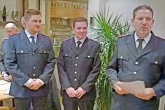 Thorge Hink und Axel Brokelmann werden vom Gemeindewehrführer Bernd Penter zum Oberfeuerwehrmann befördert.