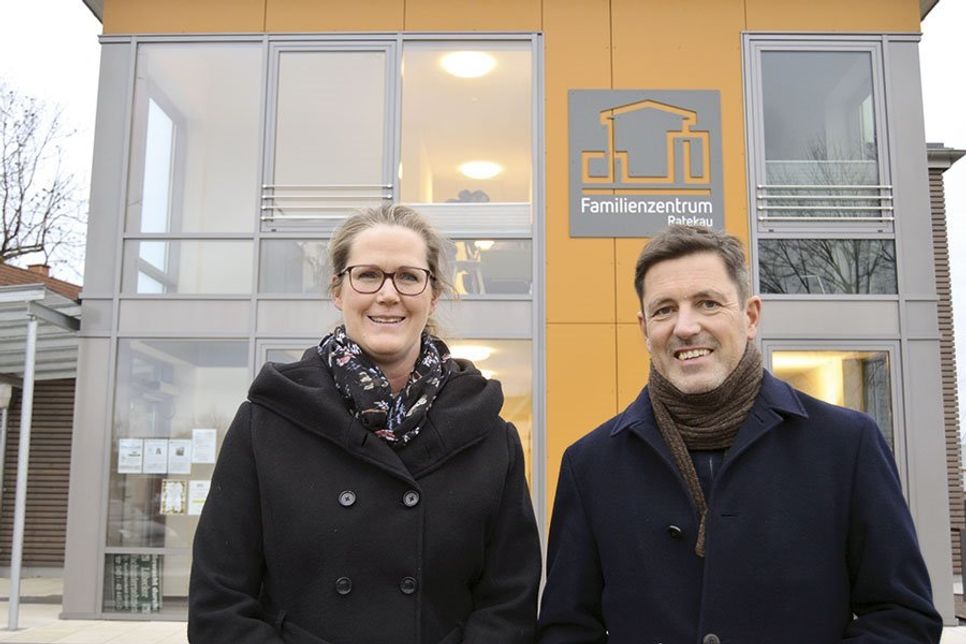 Daniela Strüben ist als ehrenamtliche Versichertenberaterin im Familienzentrum Ratekau verlässliche Ansprechpartnerin zur Rente. Sie und Ratekaus Bürgermeister Thomas Keller stellten das neue, kostenlose Angebot in der vergangenen Woche gemeinsam vor. (Foto: Stefan Setje-Eilers)