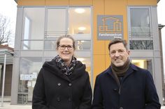 Daniela Strüben ist als ehrenamtliche Versichertenberaterin im Familienzentrum Ratekau verlässliche Ansprechpartnerin zur Rente. Sie und Ratekaus Bürgermeister Thomas Keller stellten das neue, kostenlose Angebot in der vergangenen Woche gemeinsam vor. (Foto: Stefan Setje-Eilers)