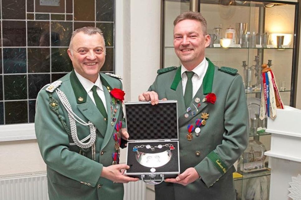 Wolfram Reuter (li.) und Oliver Stahl-Gülzau mit dem neuen Silberschild für den Adjutanten.