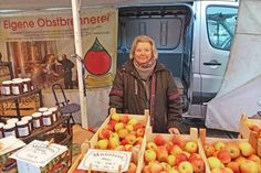 Gudrun Münster verkauft Obst und Produkte aus Münsters Obstbrennerei, die schon seit fast 60 Jahren auf dem Eutiner Marktvertreten ist.