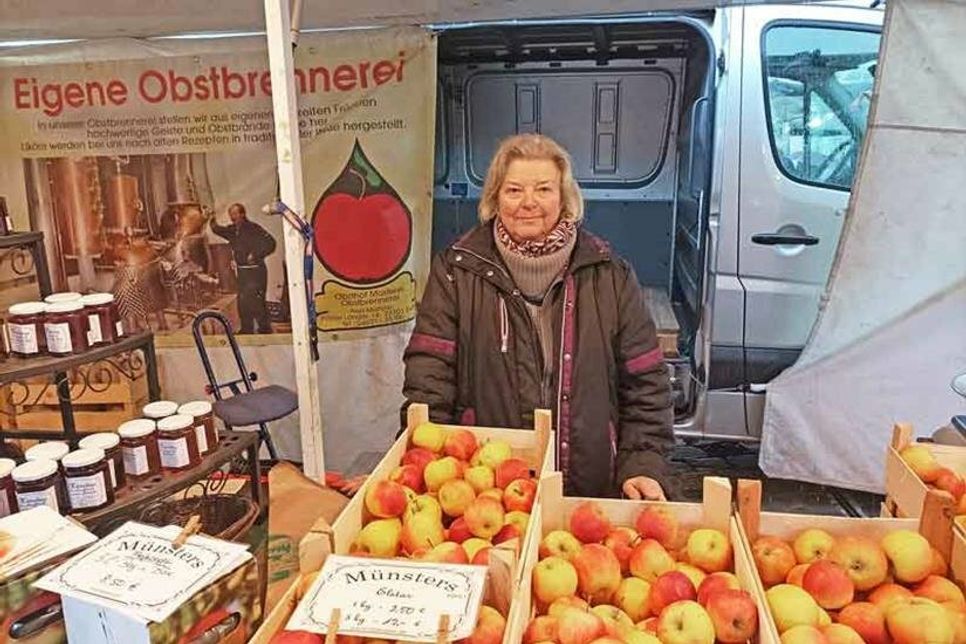 Gudrun Münster verkauft Obst und Produkte aus Münsters Obstbrennerei, die schon seit fast 60 Jahren auf dem Eutiner Marktvertreten ist.