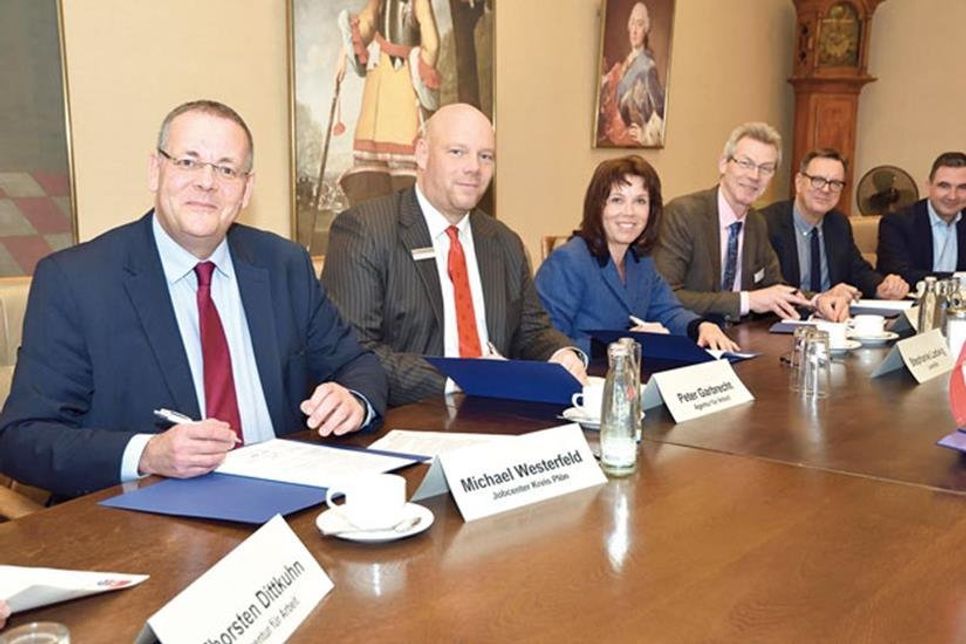 Den Vertrag zur Gründung einer Jugendberufsagentur unterzeichneten Landrätin Stephanie Ladwig, der Geschäftsführer in der Agentur für Arbeit Kiel Peter Garbrecht, der Geschäftsführer des Jobcenter Kreis Plön Michael Westerfeld, Schulrat Stefan Beeg, und der Geschäftsführer am Regionalen Bildungszentrum (RBZ) im Kreis Plön Axel Böhm.