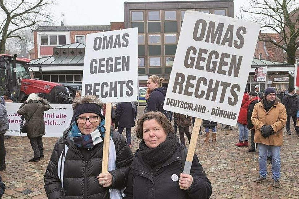 Mit Ursula Schele (links) und Stefanie Adam waren zwei „Omas gegen rechts“ aus anderen Kreisen nach Plön gekommen.