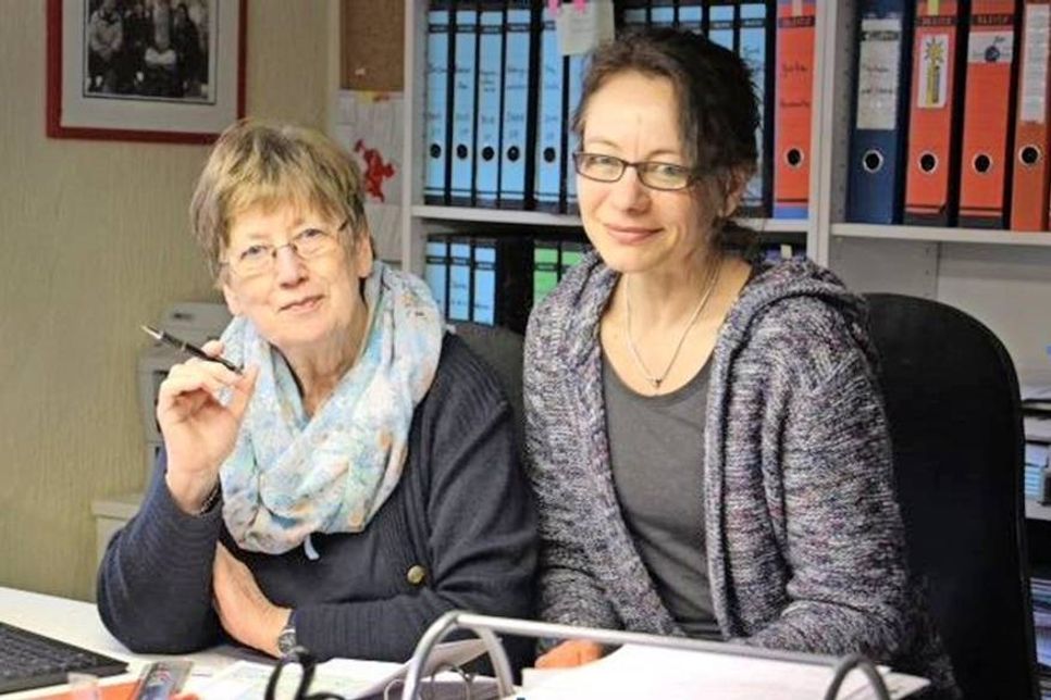 Planen für ihre Reisegäste erlebnisreiche Tage: Ursula Wolgast (lks.) und Sylvia Bliemeister.