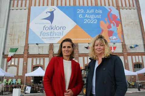 Schon jetzt im Vorfreude-Modus: Barbara Helbach (re.), Kuratoriumsvorsitzende für das 31. europäische folklore festival und Vorsitzende im Verein Trachtenwoche, sowie Stephanie Hagen aus dem Quartierausschuss.