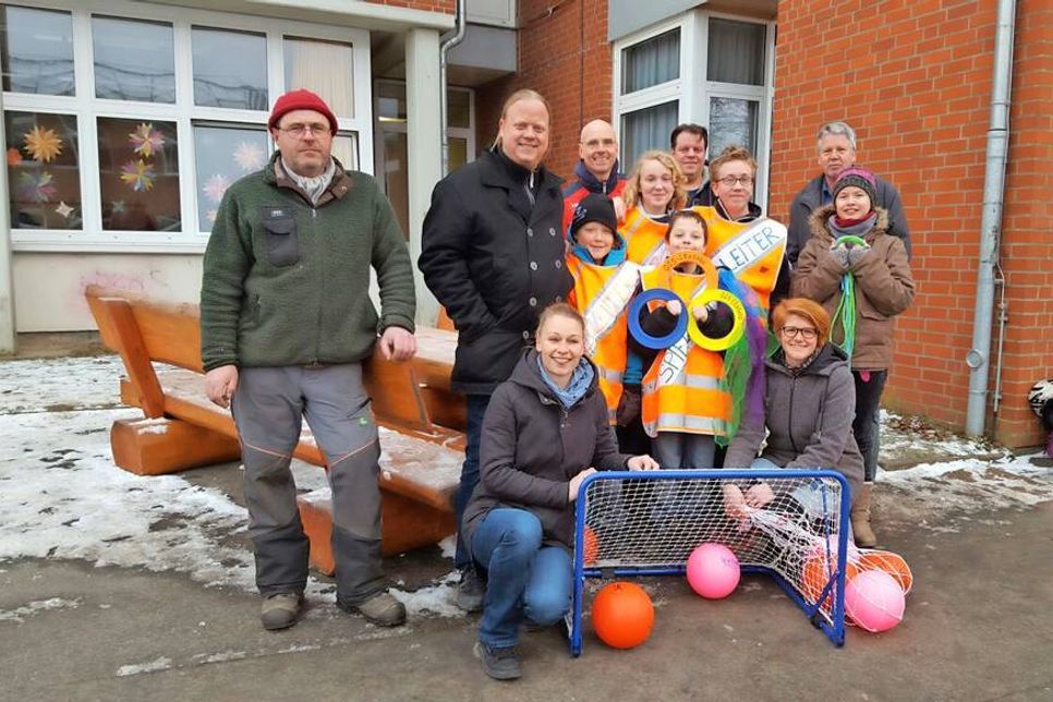 Solvej Höft, Beate Hagen, Holger Gertner, Holzhof, Torben Osterrode, Rewe, Alexander Hahn, Förderverein, Robert Jaensch, Offene Ganztagsschule Lensahn, Schulleiter Bernd Ziemens sowie helfende Schüler der Grund- und Gemeinschaftsschule Lensahn.
