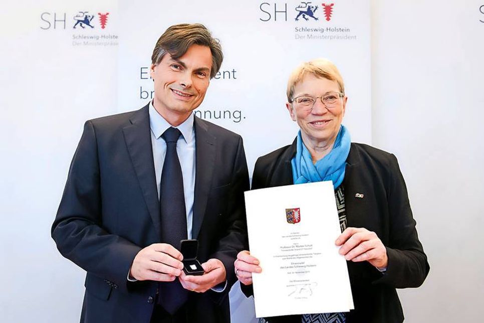 Ministerin Anke Spoorendonk überreichte in Kiel die Auszeichnung an Prof. Dr. Morten Schütt aus Timmendorfer Strand. (Foto: Frank Peter)