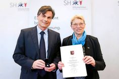 Ministerin Anke Spoorendonk überreichte in Kiel die Auszeichnung an Prof. Dr. Morten Schütt aus Timmendorfer Strand. (Foto: Frank Peter)