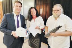 Zur Begrüßung wurde dem neuen Schulleiter Wolfram Henkies (links) von Bürgermeisterin Bettina Schäfer und Sozialausschuss-Vorsitzenden Jürgen Brede ein Bauhelm, eine Flasche Wein aus der Partnerstadt Lagoa und ein Accessoire für seinen Schreibtisch überreicht.