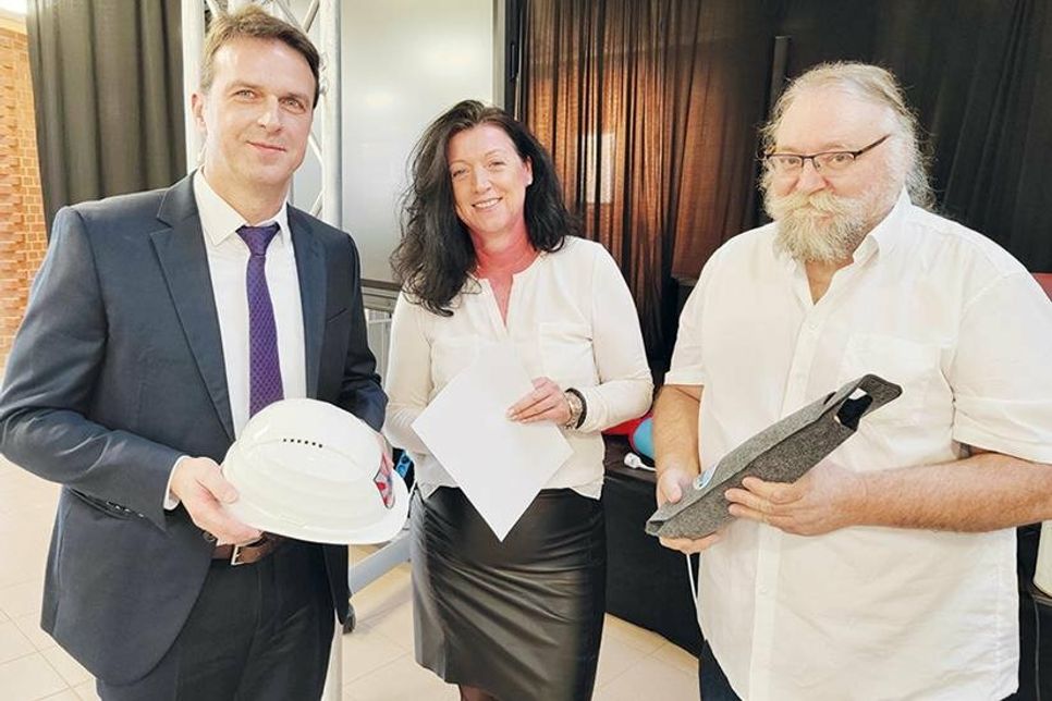 Zur Begrüßung wurde dem neuen Schulleiter Wolfram Henkies (links) von Bürgermeisterin Bettina Schäfer und Sozialausschuss-Vorsitzenden Jürgen Brede ein Bauhelm, eine Flasche Wein aus der Partnerstadt Lagoa und ein Accessoire für seinen Schreibtisch überreicht.