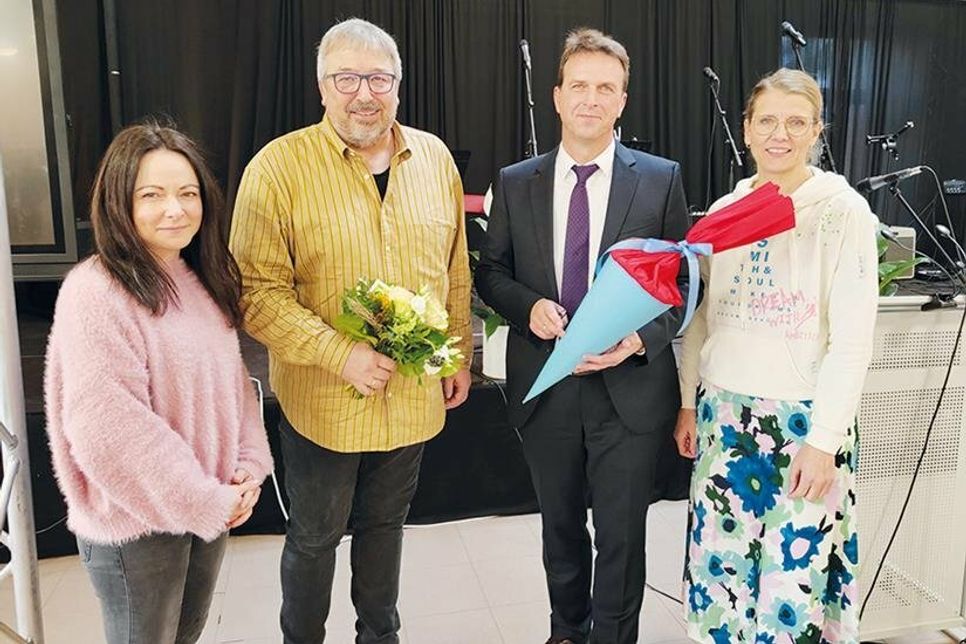 Die Lehrkräfte Anna Kirstein (links), Tim Hasemann und Tanja Heidekrüger (rechts) vom Personalrat der Schule schenkten ihrem neuen Chef Wolfram Henkies (2.v.re.) an seinem ersten Schultag in Pönitz eine Schultüte.