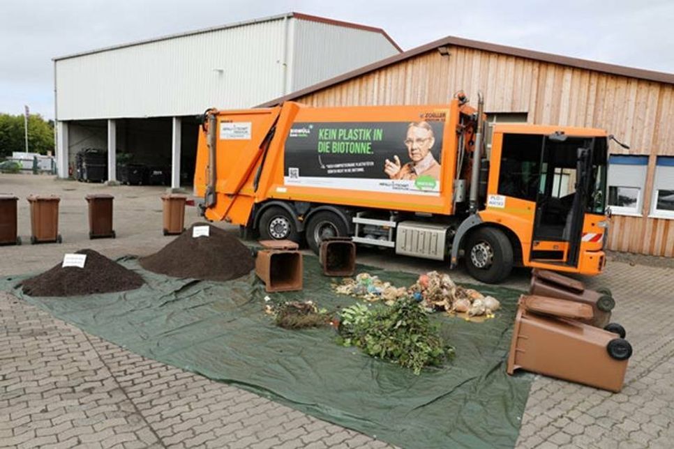 Aus richtig sortiertem Biomüll (links) lässt sich in bestimmten Aufbereitungsanlagen Komposterde herstellen (hinten) - befinden sich noch Plastiktüten oder Restmüll in den Tonnen, muss der Müll erst aufwändig sortiert werden (rechts)