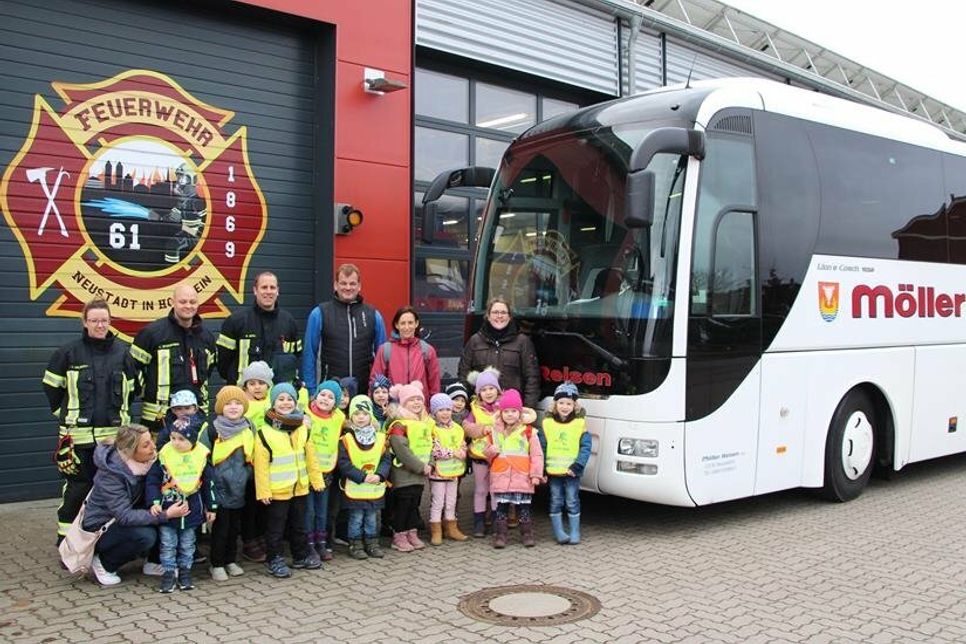 Das Foto zeigt die Kindergartenkinder und das pädagogische Personal der Froschgruppe, einige Vertreter der Freiwilligen Feuerwehr Neustadt sowie Ralf Möller von Möller Reisen.