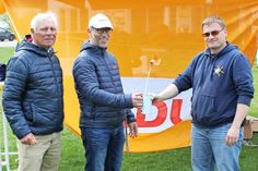 Joachim Weber und Hendrik Wozniak überreichten von der CDU-Grömitz eine Spende von 500 Euro für die Stärkung des Ehrenamtes an die Jugendfeuerwehr Grömitz.