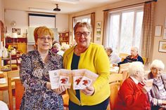 Mit diesen Exemplaren erscheint der Senioren-Freizeit-Pass zum 30. Mal. Ratekaus Seniorenratsvorsitzende Irmgard Bartholomé (l.) und Bürgervorsteherin Gabriele Spiller stellten Auszüge aus dem umfangreichen Programm vor.  (Foto: Setje-Eilers)