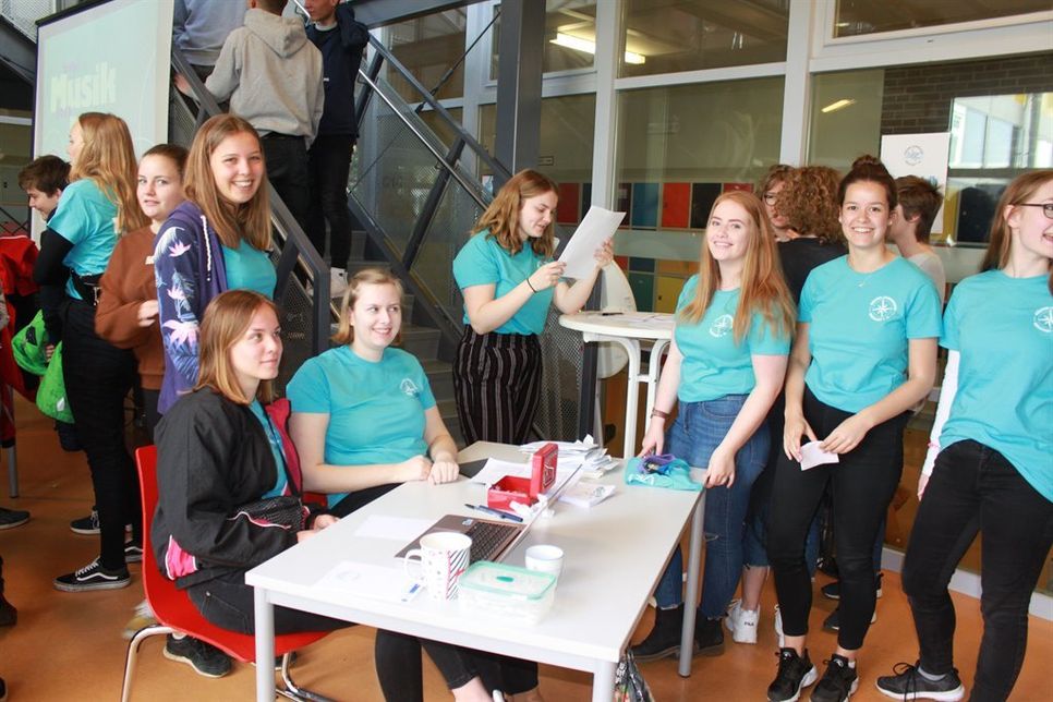 Das „Finanz-Team“ am Eingang der Mensa sammelte die Spenden ein.