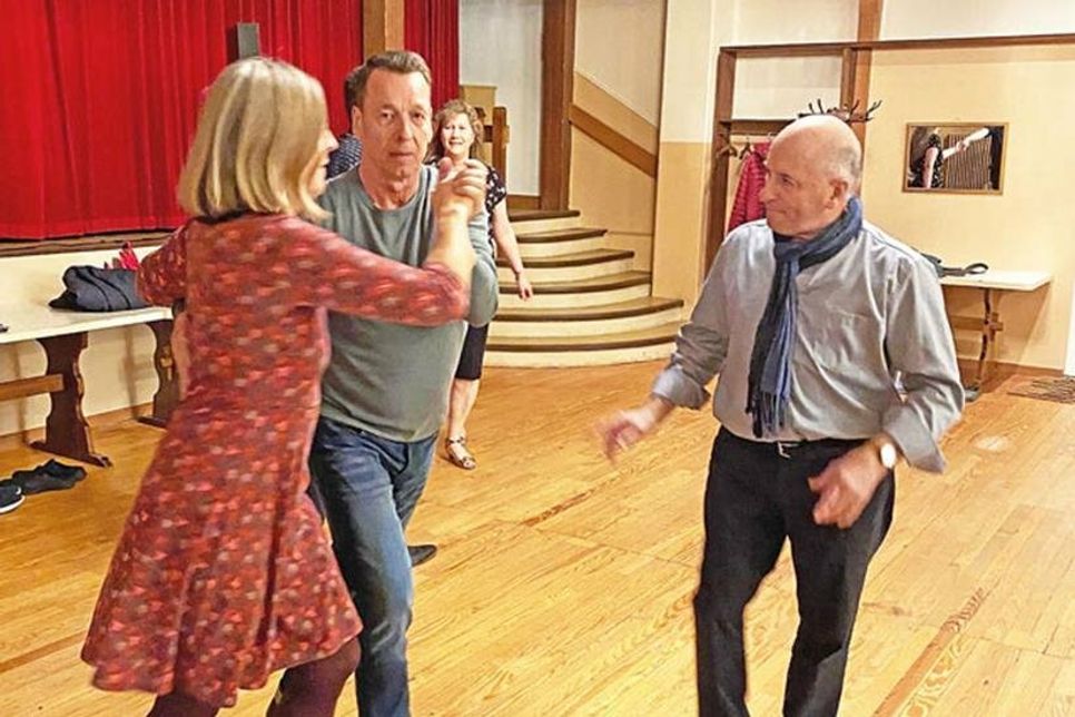 Telse und Volker lassen sich beim Jive vom Tanzlehrer wertvolle Tipps geben.