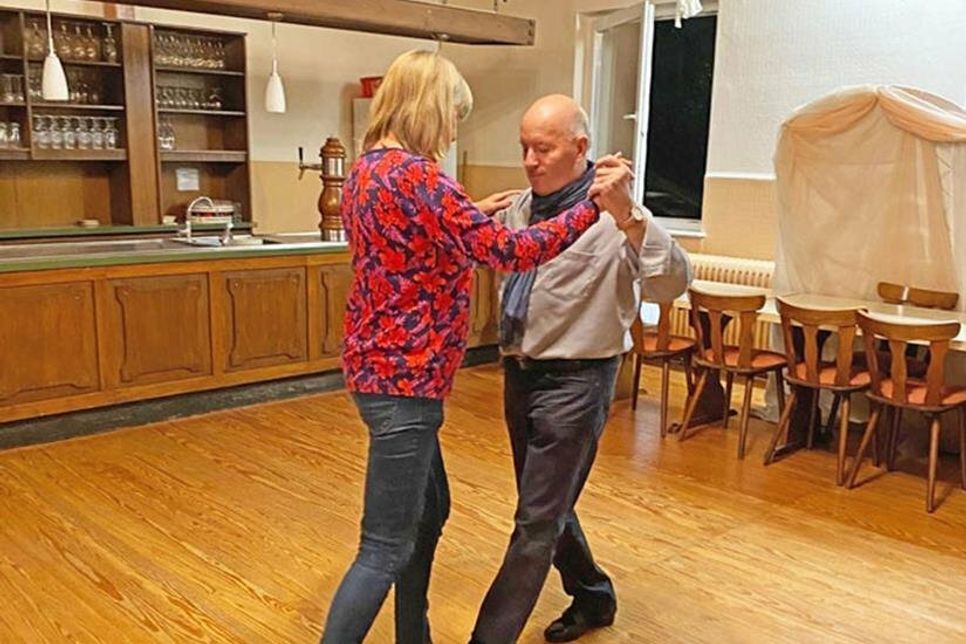 Wenn ein neuer Tanz ansteht, tanzt Wolfgang Fischer mit einer Dame vor.
